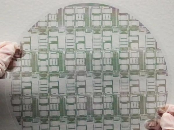 安泰证券 Meta研发的新型2毫米厚度显示屏让AR眼镜更接近现实产品