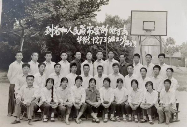 魔投网 华农新生涂晋铭：“我和爷爷奶奶成了校友”